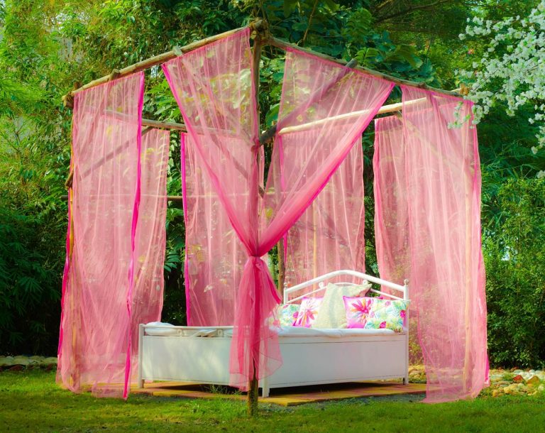 pink bed couple photoshoot set